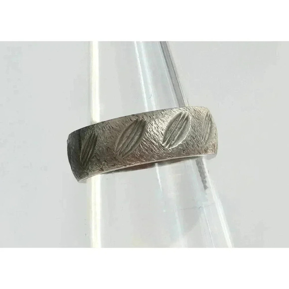 Vintage Silver Tone Textured Oblique Marked Band Style Unisex Ring - size 5.75 - Picture 1 of 6